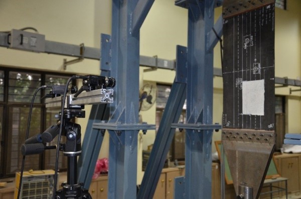 Figure 1 3D DIC setup for full-field measurements in a composite panel